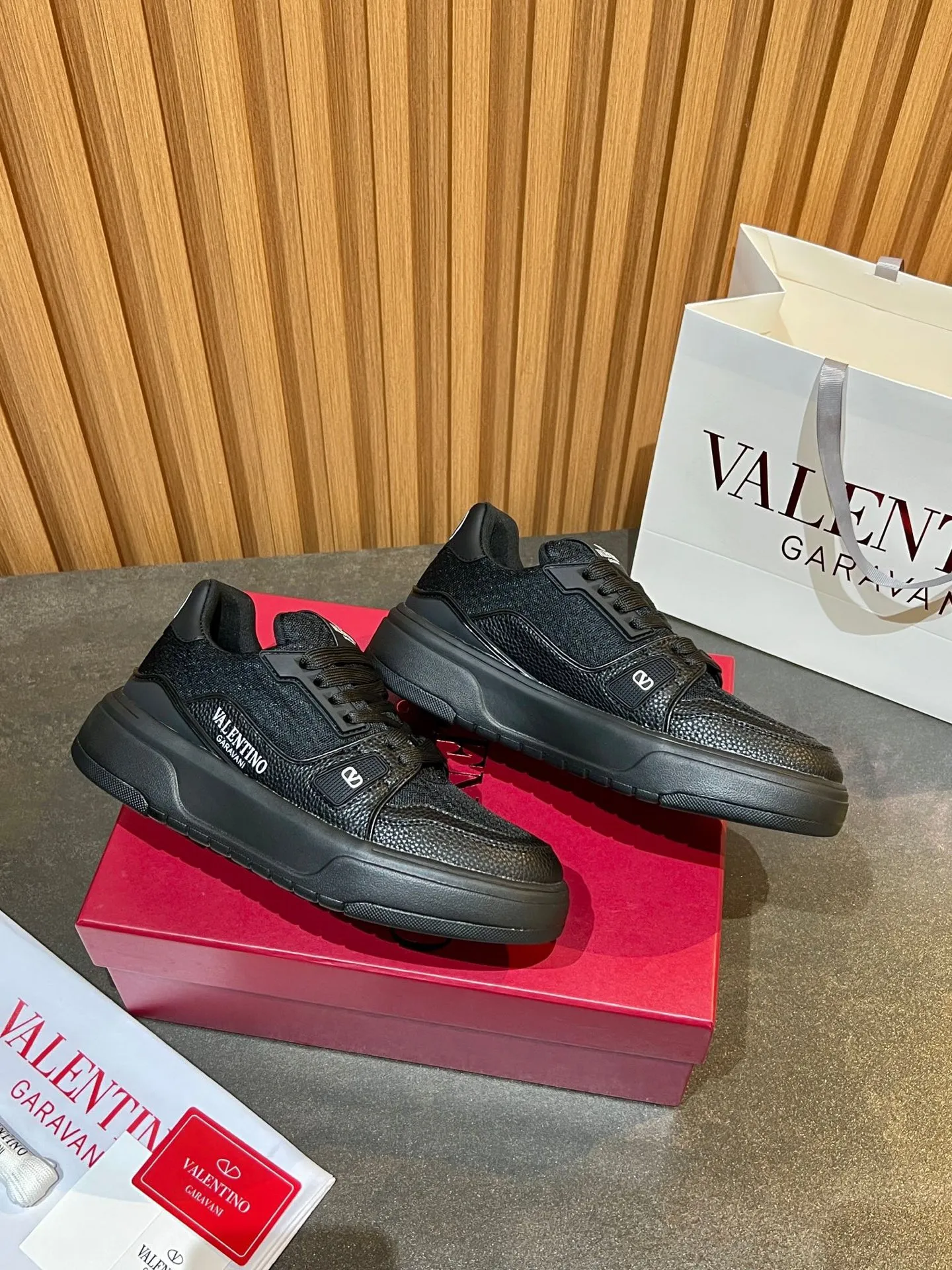 Men's men's shoes 💰640 VLNT Valentino 𝑶𝒏𝒆𝑺𝒕𝒖𝒅 Couple's sneakers series Valentino 2025 latest couple's sneakers, same style for celebrities, hot sale. Original ZP purchase and dismantling. Repeated pattern making and modification. Trying to restore 1:1 original version! Top luxury masterpiece, soft and comfortable, breathable and light, combines fashion and leisure, brings excellent and elegant texture and excellent on-foot comfort. Top purchasing version upper: imported high-end breathable mesh/original oil edge craftsmanship. Inner: imported mesh. Outsole: original development 𝐓𝐏𝐔 two-color combination outsole. Packaging: original configuration complete package. Code number: 35/44 (customized 45 46). Can be customized (self-labeled - no label) order.